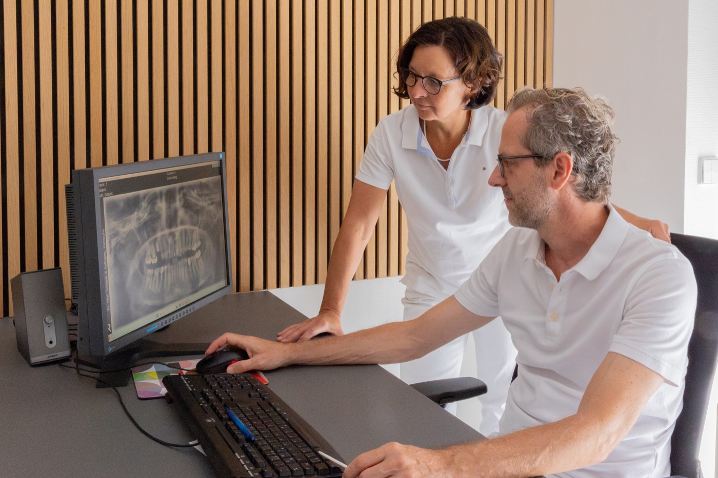 Dr. Schuster und Dr. Gramlich betrachten eine digitale Röntgenaufnahme