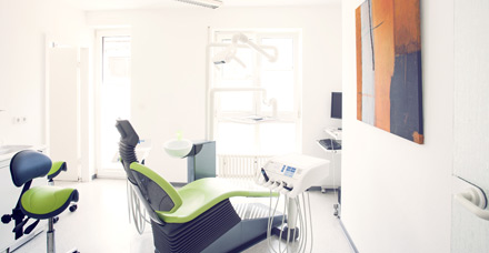 Behandlungszimmer mit grünem Behandlungsstuhl