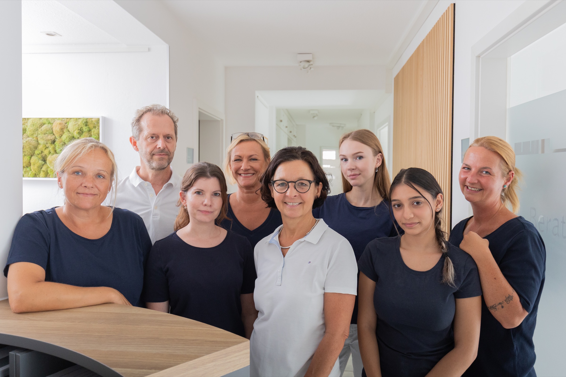 Das gesamte Praxisteam am Empfang – Dr. Schuster und Dr. Gramlich in Karlsruhe-Oststadt